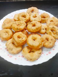 उडीद वडा (udid vada recipe in marathi) रेसिपी चे मुख्य फोटो 