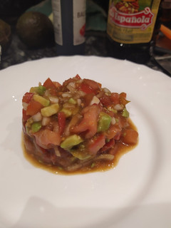Una foto de Tartar de aguacate y tomate