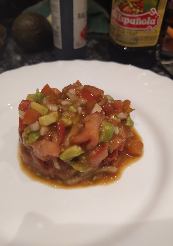 Una foto de Tartar de aguacate y tomate