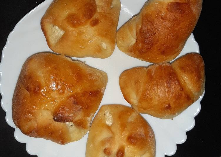 Recipes for Hungarian Sweet &#34;Cow&#39;s Curd&#34; Pastry (Túrós Batyu)