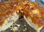 Una foto de torta de manzana y nuez