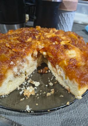 Una foto de Torta invertida de manzana y nueces 🍏🍎