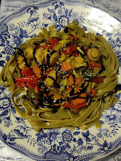 Una foto de Nidos vegetales con champiñones y verduras