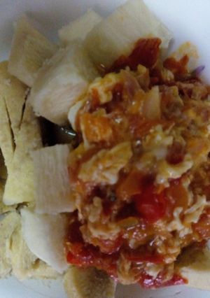 A picture of Egg sauce with boiled yam.