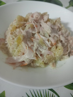 Una foto de Patata asada en salsa de yogur atún y pavo