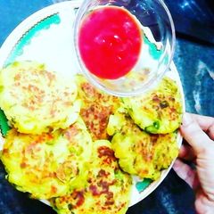 A picture of Aloo matar tikki.
