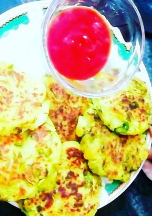 A picture of Aloo matar tikki.
