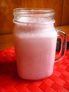 Una foto de Batido de fresa y leche condensada saludable
