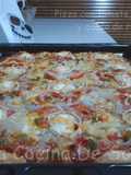 Pizza con tomate, calabacín y queso de rulo