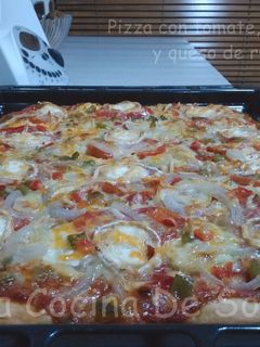 Una foto de Pizza con tomate, calabacín y queso de rulo