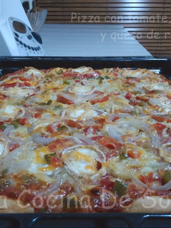 Una foto de Pizza con tomate, calabacín y queso de rulo