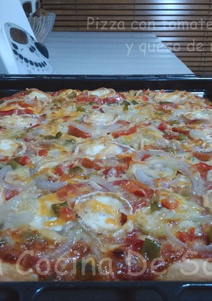 Una foto de Pizza con tomate, calabacín y queso de rulo