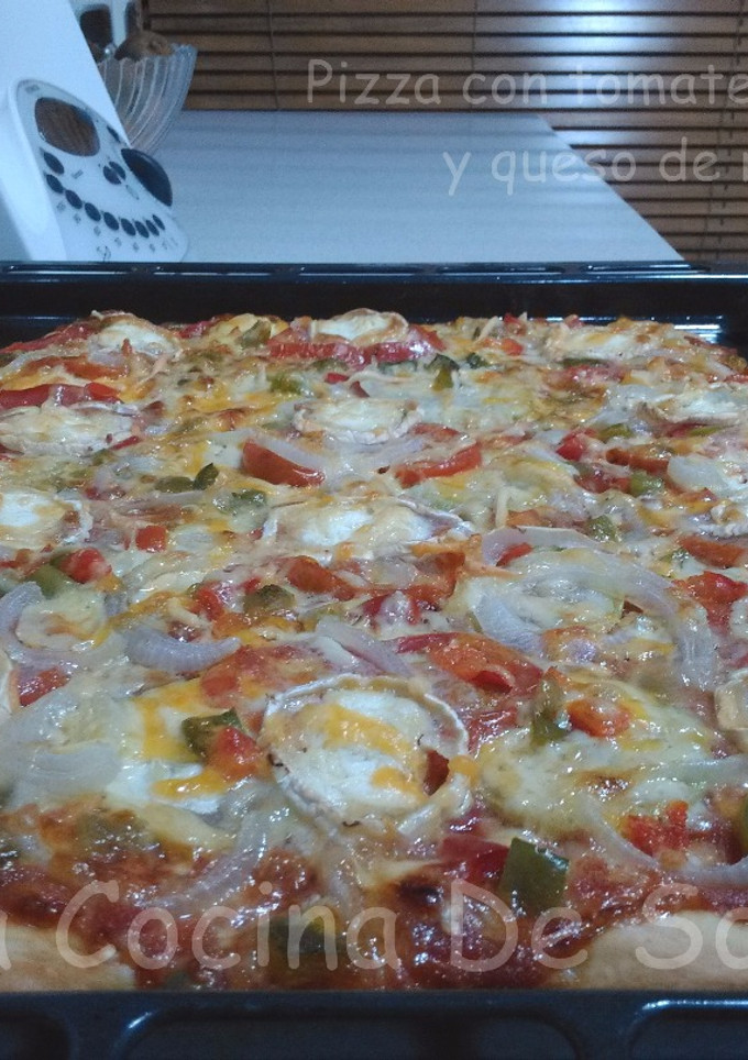 Una foto de Pizza con tomate, calabacín y queso de rulo