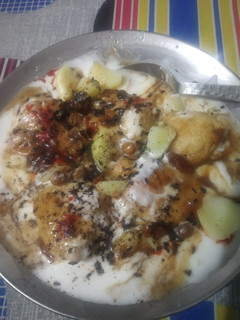 A picture of Dahi bhalle.