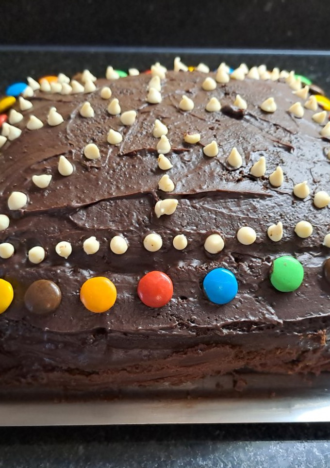 Una foto de Torta de chocolate súper húmeda de cumpleaños