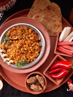 કાજુ ગાંઠિયા શાક (Kaju-Ganthiya sabzi recipe in Gujarati) રેસીપી મુખ્ય ફોટો