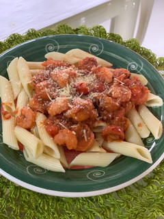 Una foto de Pasta Caprese con Camarones