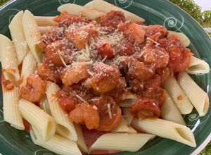 Una foto de Pasta Caprese con Camarones
