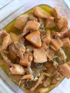 Una foto de Sepia encebollada con piñones
