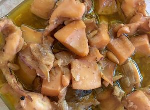 Foto principal de Sepia encebollada con piñones