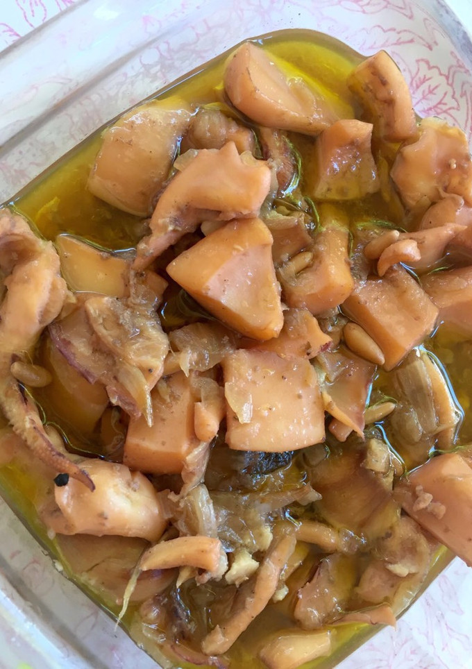 Una foto de Sepia encebollada con piñones