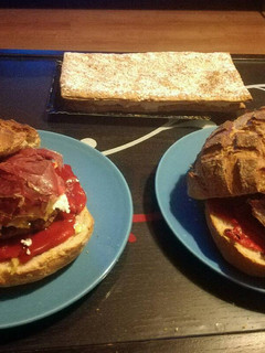 Una foto de Hamburguesa de buey con cecina y queso de cabra