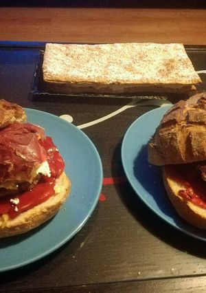 Una foto de Hamburguesa de buey con cecina y queso de cabra