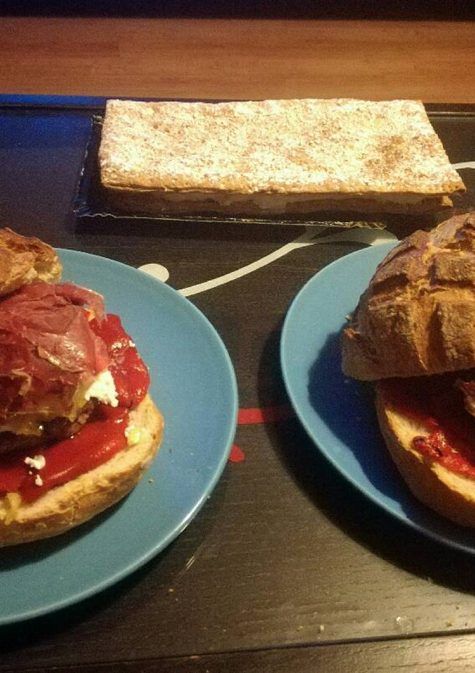 Una foto de Hamburguesa de buey con cecina y queso de cabra