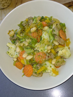 Una foto de Ensalada templada de alubias blancas, ternera y verduras