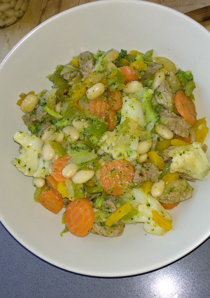 Una foto de Ensalada templada de alubias blancas, ternera y verduras
