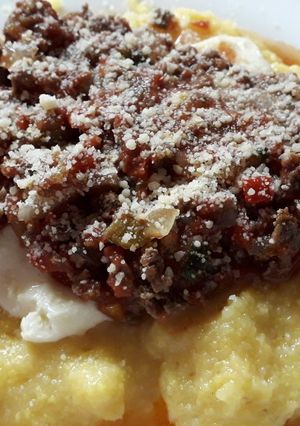 Una foto de Polenta con salsa