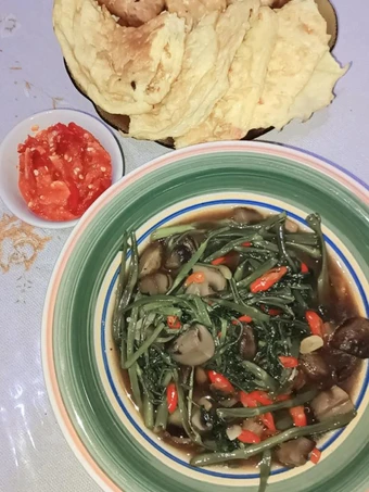 Langkah Mudah untuk Membuat Resep Tumis kangkung jamur Saus Tiram yang Lezat Anti Ribet, Mantap