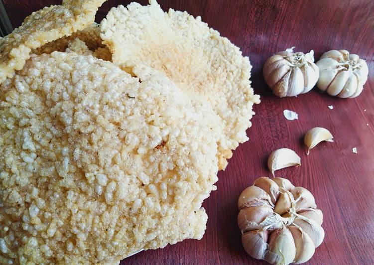 Rahasia Membuat Krupuk Nasi Rasa Bawang Yang Lezat