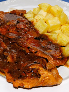 Una foto de Filetes de cerdo en salsa de almendras y vino dulce
