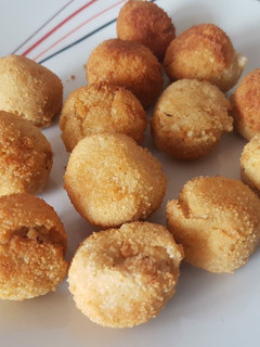 Una foto de Bolitas de pollo y queso crema con Thermomix