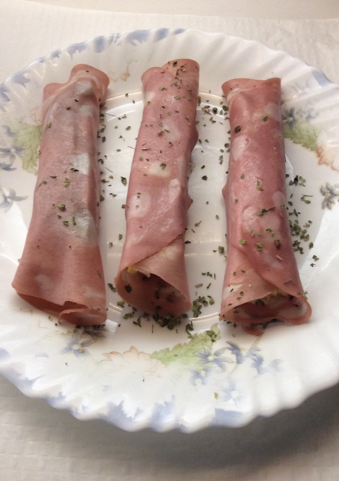 Una foto de Rollitos de mortadela