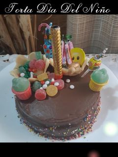 Una foto de Torta Día del Niño (Dulce de leche c/chips y Ganache de chocolat