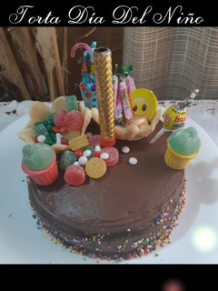Una foto de Torta Día del Niño (Dulce de leche c/chips y Ganache de chocolat