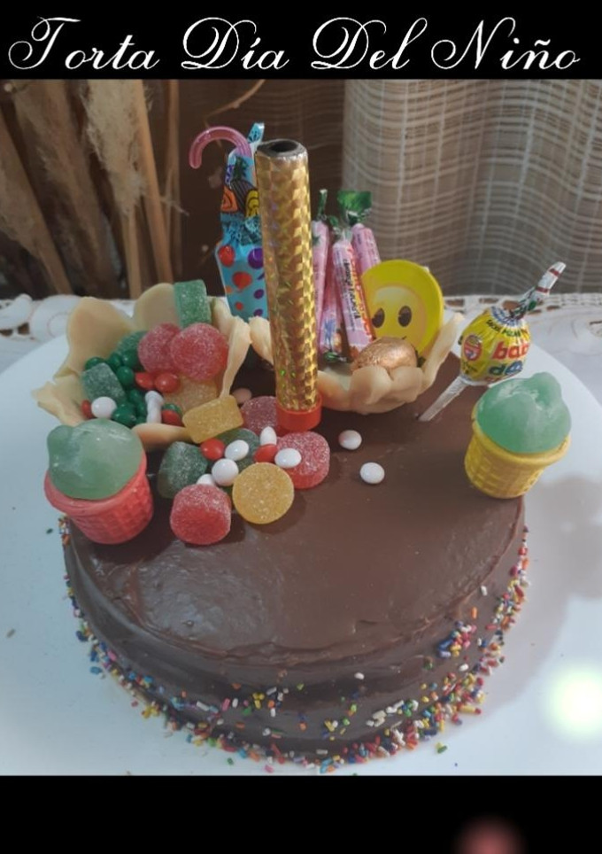 Una foto de Torta Día del Niño (Dulce de leche c/chips y Ganache de chocolat