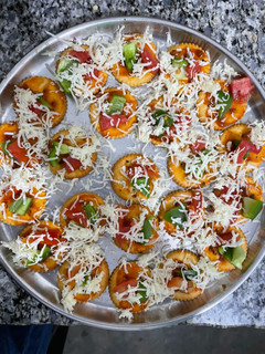 बिस्कुट पिज़्ज़ा (biscuit pizza recipe in Hindi) रेसिपी मुख्य फोटो