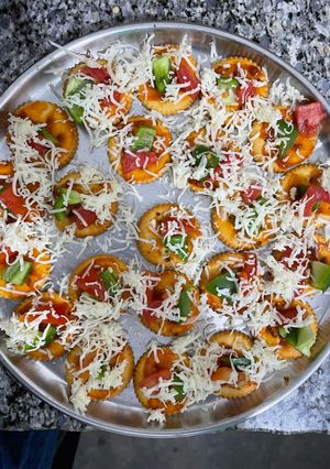बिस्कुट पिज़्ज़ा (biscuit pizza recipe in Hindi) रेसिपी मुख्य फोटो