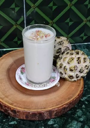A picture of Sitaphal Lassi/Custard Apple Lassi.