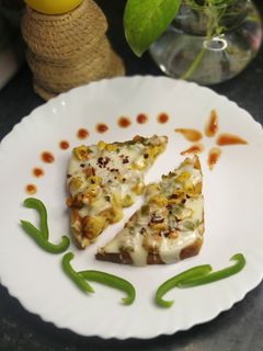 ब्रेड पिज़्ज़ा (bread pizza recipe in Hindi) रेसिपी मुख्य फोटो