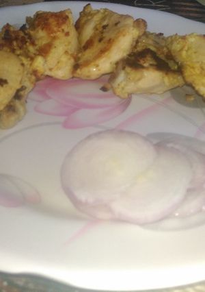 A picture of Kashmiri murgh tikka.