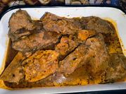 Una foto de costeletas de cerdo con vegetales