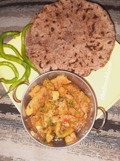 कारल्याची भाजी, भाकरी (karlyachi bhaji bhakri recipe in marathi) रेसिपी चे मुख्य फोटो