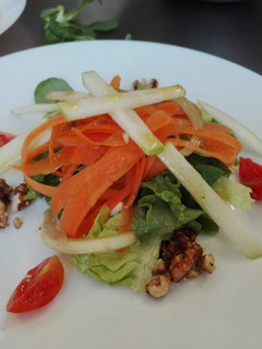 Una foto de Ensalada de nueces caramelizadas y manzana con aliño de mostaza