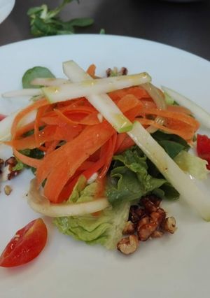 Una foto de Ensalada de nueces caramelizadas y manzana con aliño de mostaza