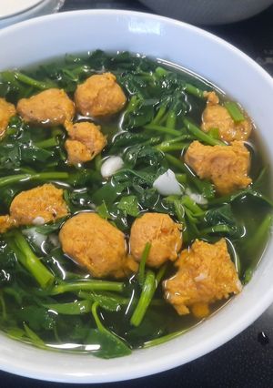 Hình của món Canh rau muống nấu chả cua.