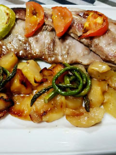 Una foto de Costillas churrasco de cerdo con manzanas y verduras